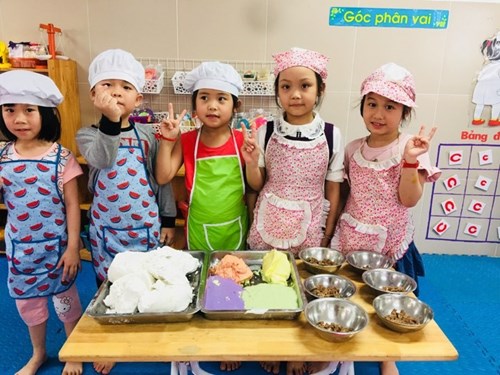 Các bé lớp mẫu giáo Lớn A6 trường mầm non Đức Giang hào hứng tham gia nặn bánh trôi ngày tết Hàn thực